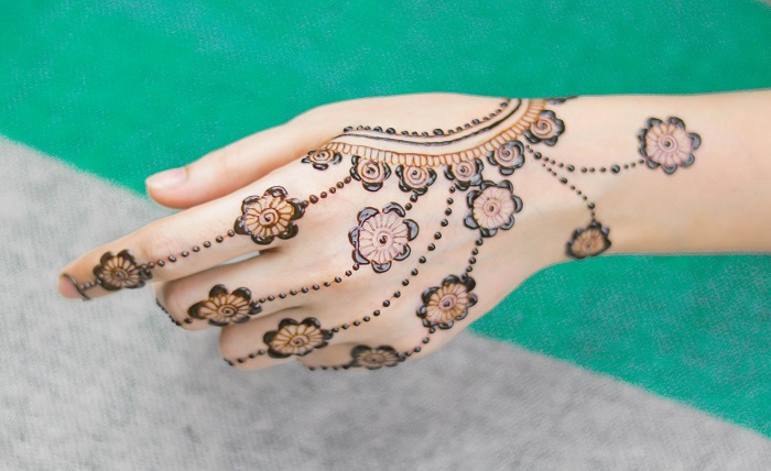 finger mehndi design
